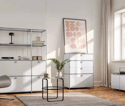 Aménagement d'un salon avec un fauteuil pivotant et une lampe de table à LED sans fil sur une étagère métallique.
