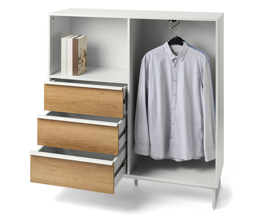 Armoire blanche avec tiroirs en bois, livres sur le dessus et chemise à l'intérieur.