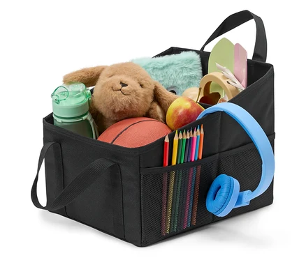 Un organisateur noir rempli de jouets, de crayons de couleur, d'écouteurs et d'une pomme.
