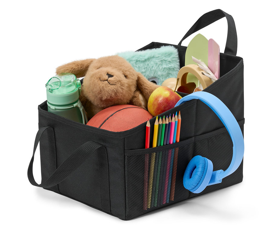 Un organisateur noir rempli de jouets, de crayons de couleur, d'écouteurs et d'une pomme.