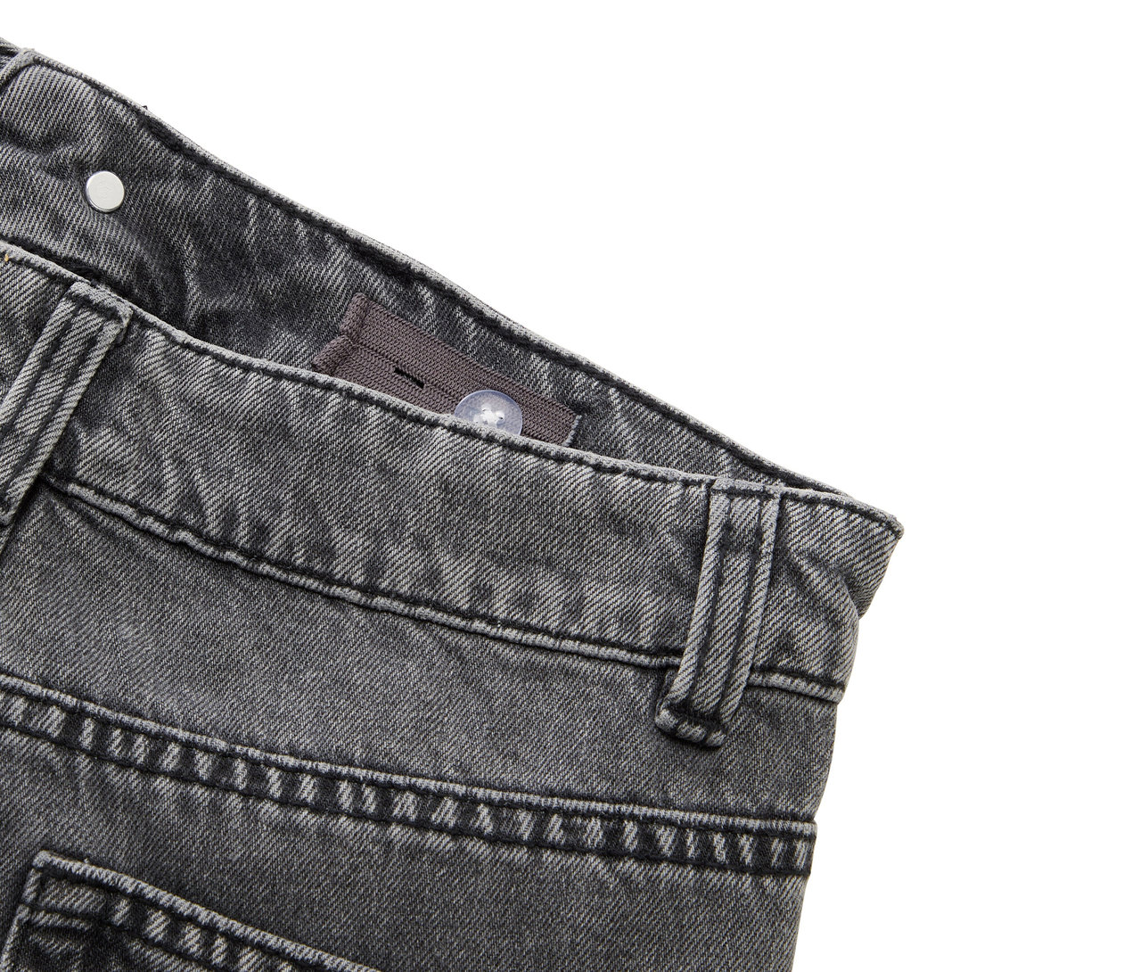 Détail d'un jean gris avec bouton et passants de ceinture.