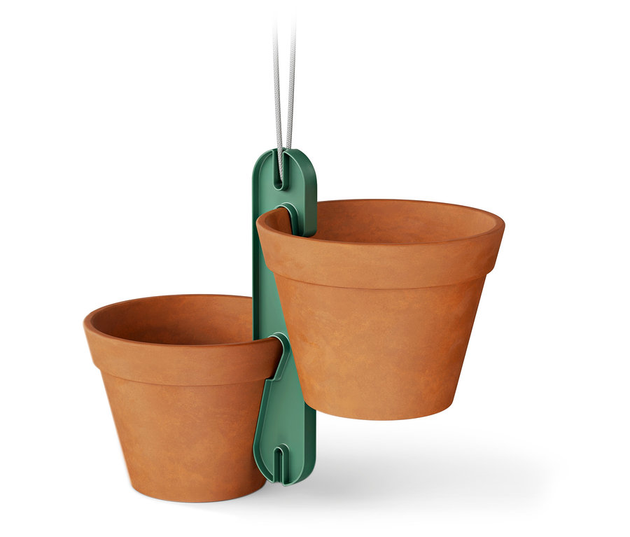 Un support suspendu vert avec deux pots de fleurs en terre cuite.