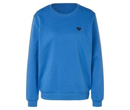 Pull bleu avec un petit cœur noir sur la poitrine.