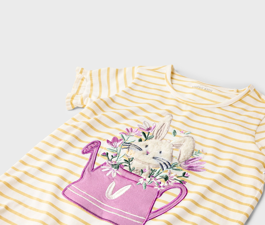 T-shirt rayé à manches courtes avec un appliqué de lapin dans un arrosoir rose.