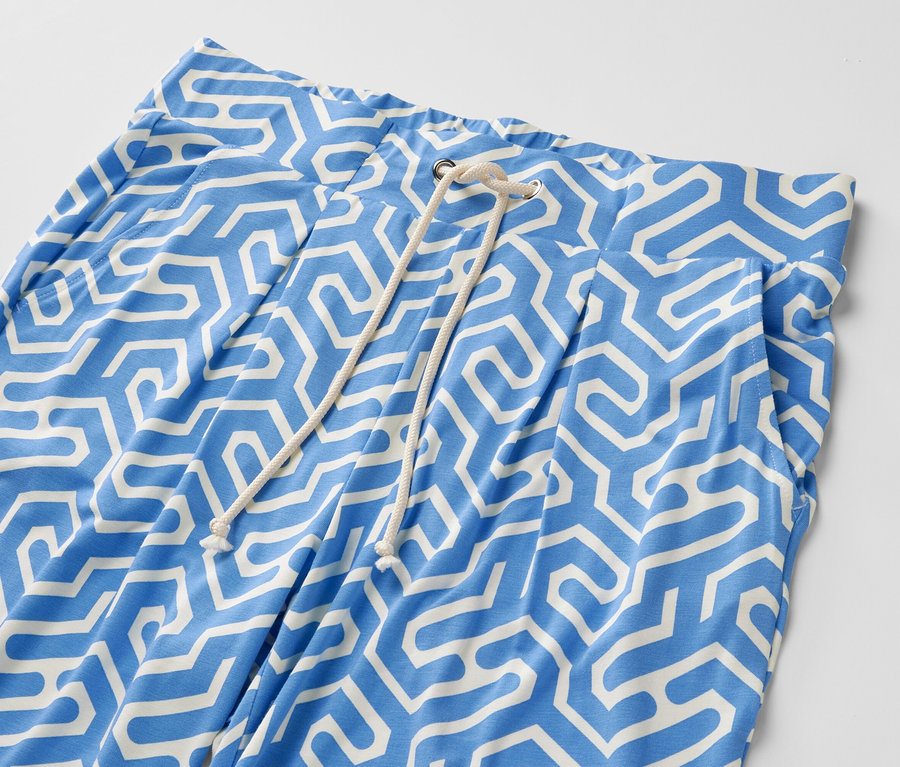 Gros plan sur un pantalon en jersey imprimé bleu.