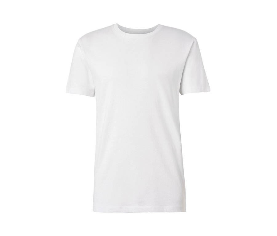 Un t-shirt blanc à encolure ronde.