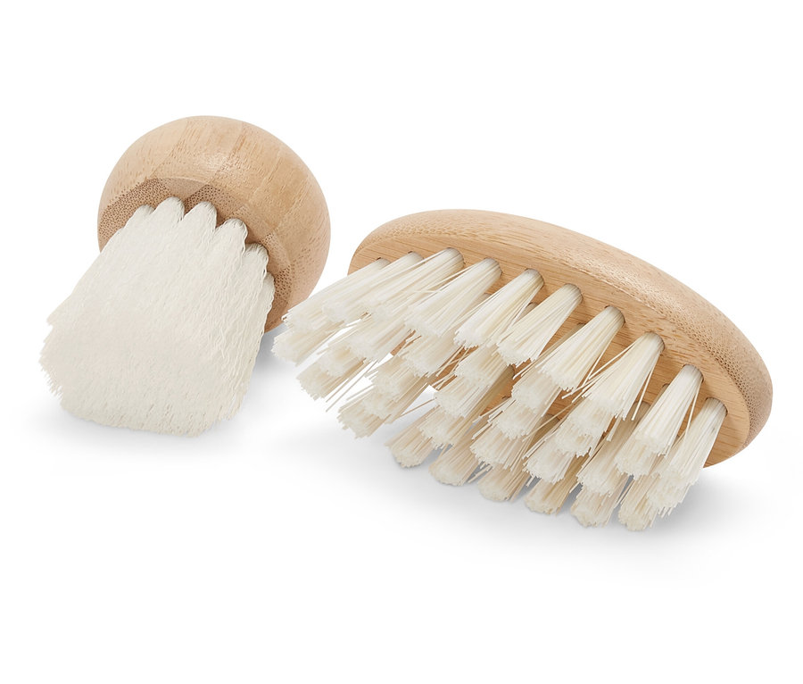 Deux brosses avec manche en bois et poils blancs sur fond blanc.