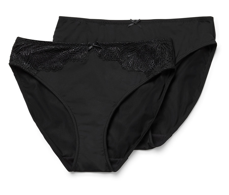 Deux culottes noires, une avec de la dentelle, sont posées l'une sur l'autre.