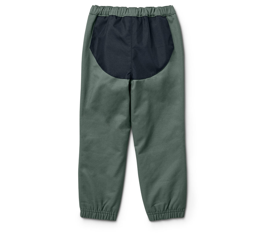 Pantalon vert avec empiècement noir à l'arrière et taille et poignets élastiques.