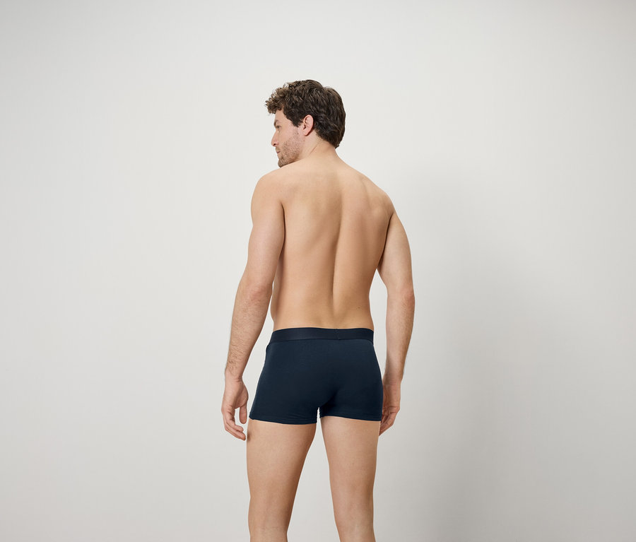 Un homme, vu de dos, porte un des 7 boxers.