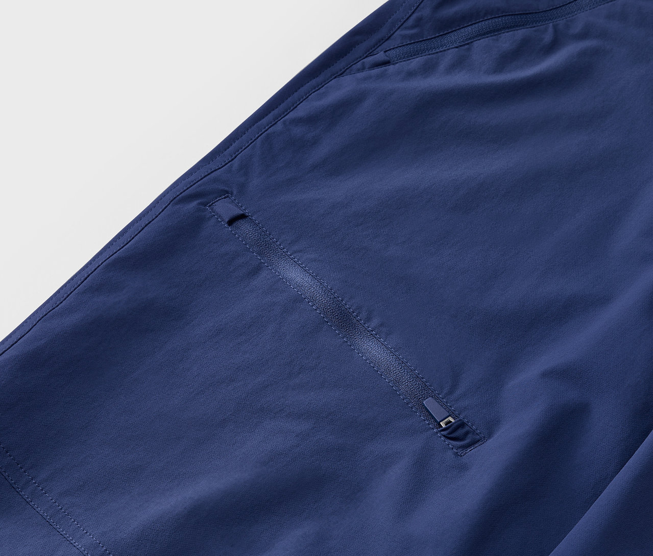 Détail d'un pantalon d'extérieur softshell.