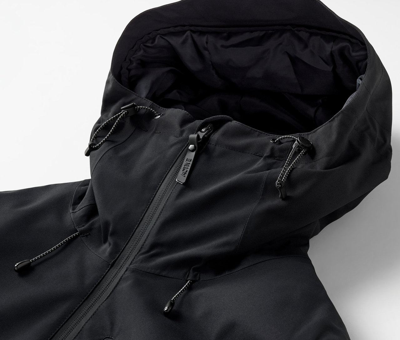 Gros plan d'une veste noire à capuche avec fermeture éclair.