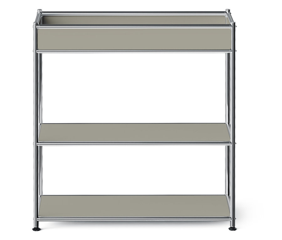 Étagère à trois niveaux avec étagères grises et cadre en métal.