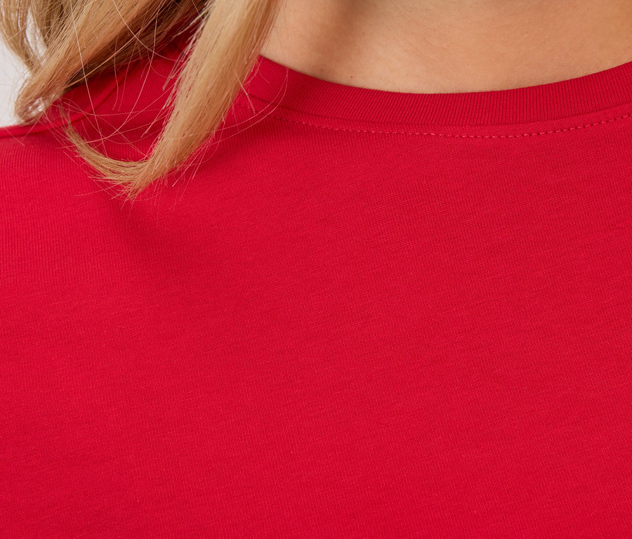 Gros plan d'un t-shirt rouge sur une femme.