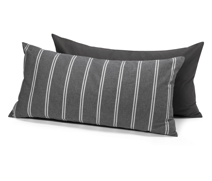 Deux coussins rectangulaires : un gris avec des rayures blanches et un gris foncé.