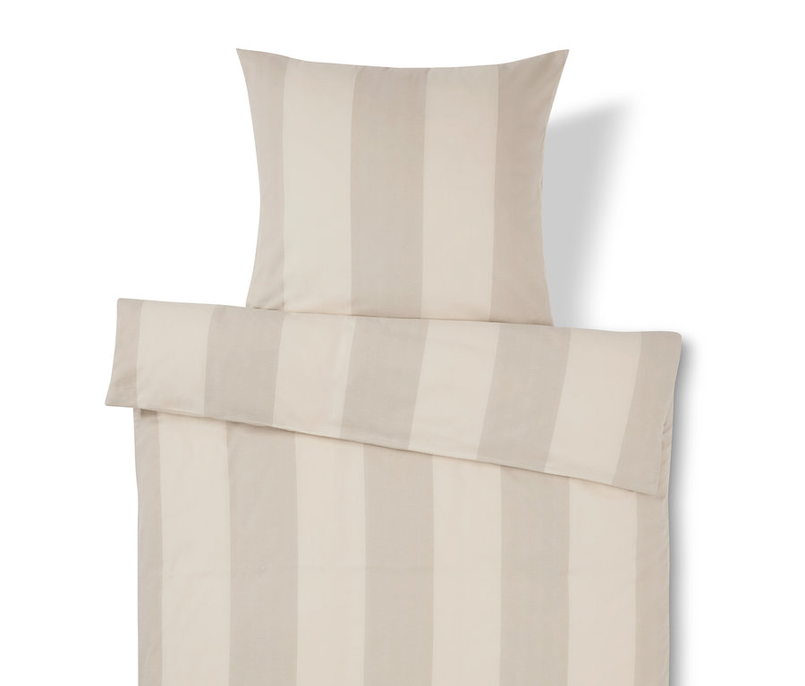 Housses de coussin et de couette à rayures beiges et crème.