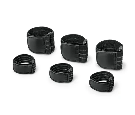 Six sangles de fixation élastiques noires sont posées sur un fond blanc.