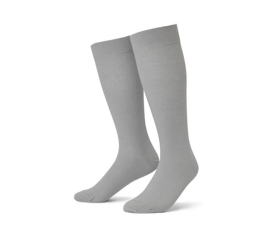 Deux paires de bas de compression de voyage gris.
