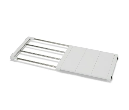 Étagère flexible blanche avec des barres en métal.