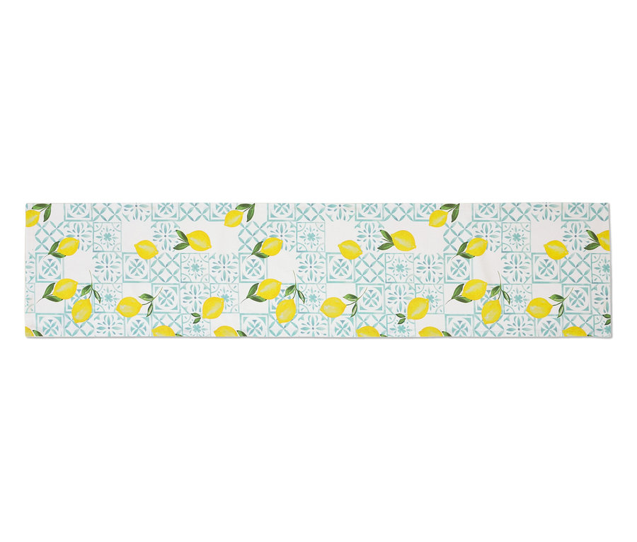 Chemin de table décoratif avec motif de citrons sur un motif de carreaux bleus et blancs.