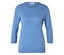 Un pull bleu clair à manches trois-quarts est posé sur une surface blanche.