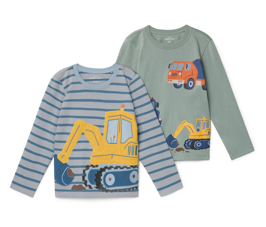 Deux t-shirts à manches longues pour enfants sont côte à côte. L'un est rayé bleu avec une pelleteuse jaune, l'autre est vert avec une bétonnière et une pelleteuse.
