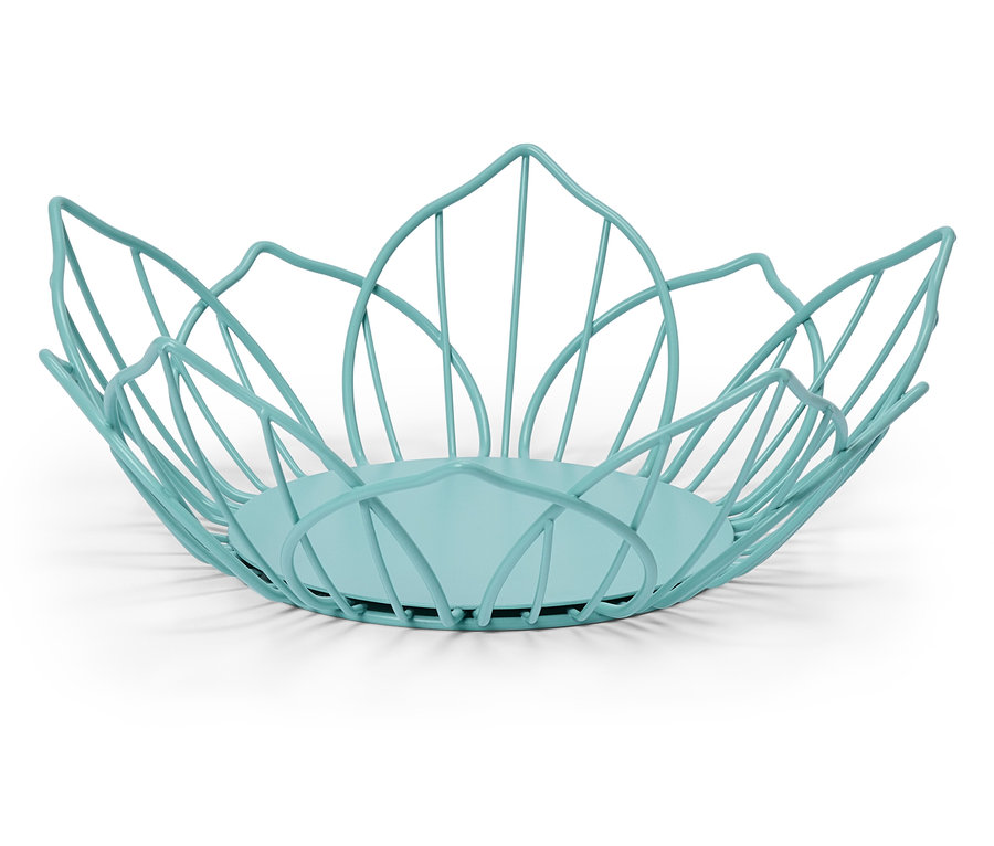 Un panier à fruits en fil de fer bleu clair en forme de fleur de lotus se dresse sur un fond blanc.