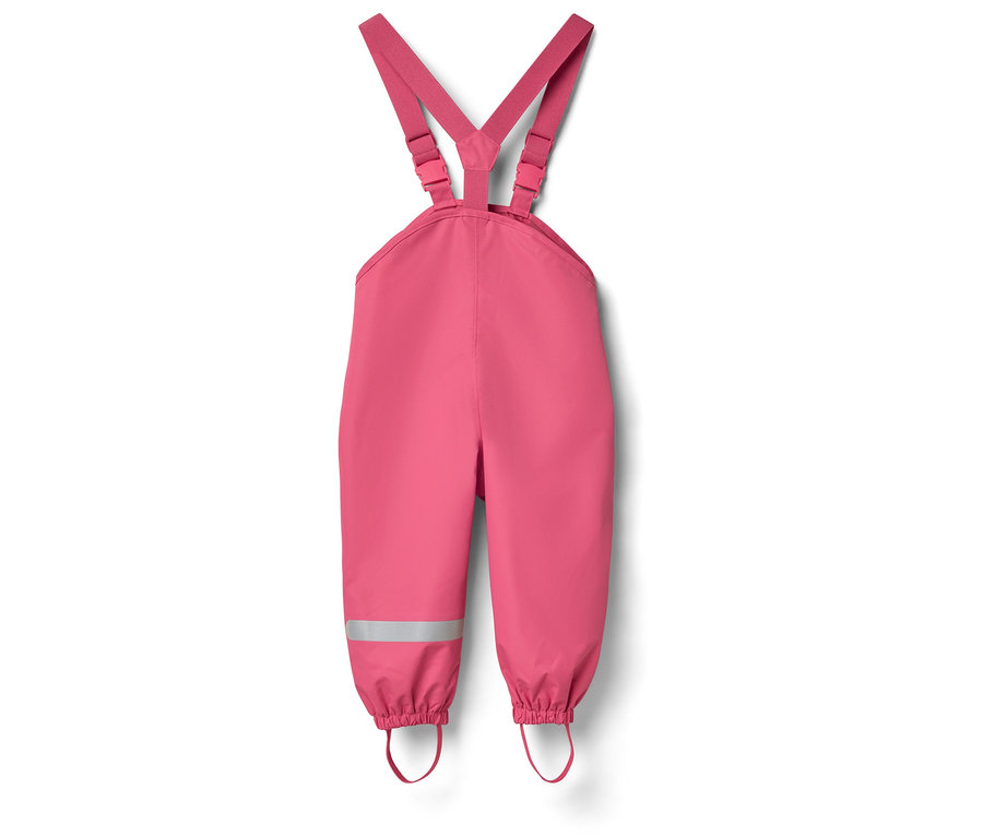 Pantalon de pluie rose à bretelles avec bandes réfléchissantes.