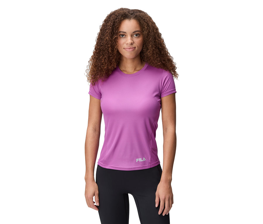Femme portant un haut de sport Fila violet et un legging noir.