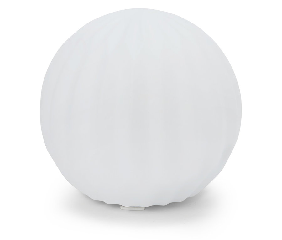 Lampe sphérique blanche sur fond blanc.