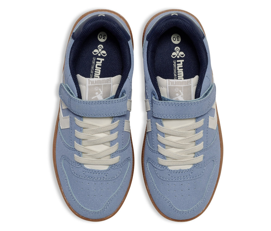 Vue de dessus des baskets bleues hummel® Handball Perfekt CL JR avec fermeture velcro et lacets blancs.