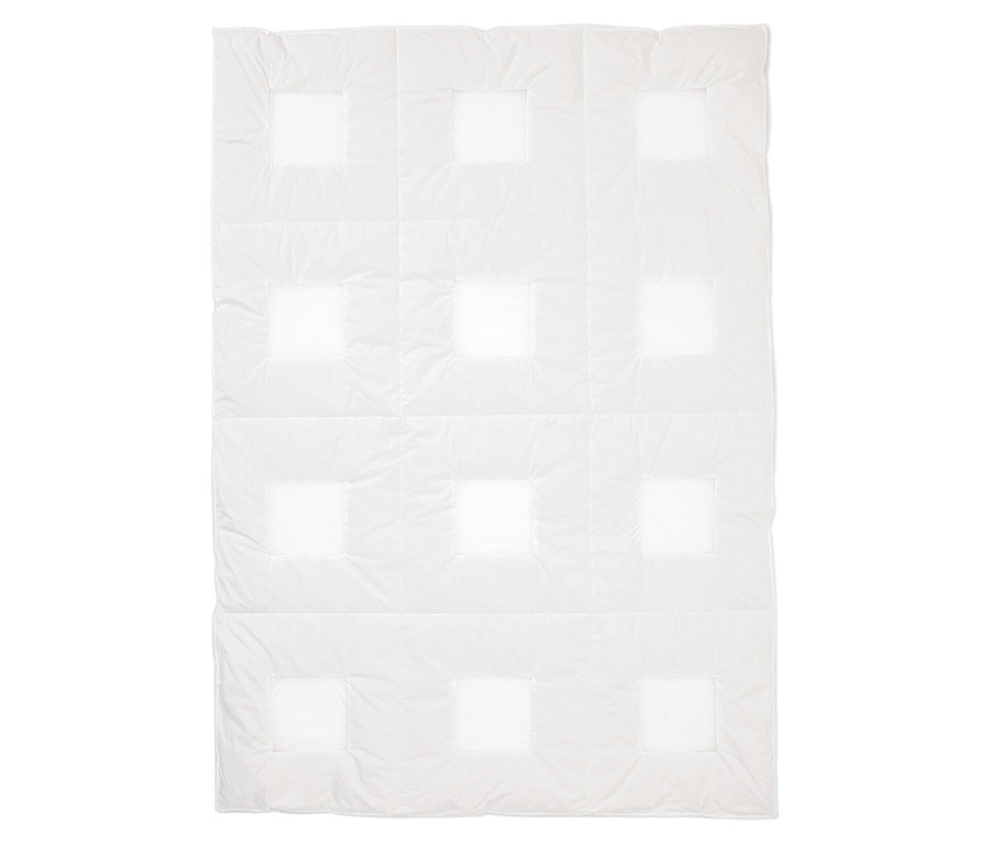 Couette blanche rectangulaire avec des motifs de piqûres carrées formant un motif régulier.