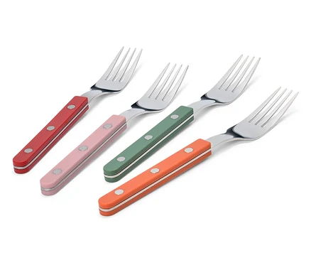 Quatre fourchettes avec des manches rouges, roses, vertes et oranges sont disposées en diagonale sur un fond blanc.
