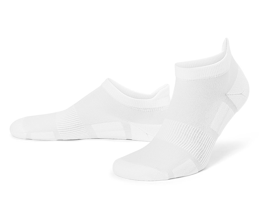 Deux chaussettes blanches courtes posées sur un fond blanc.