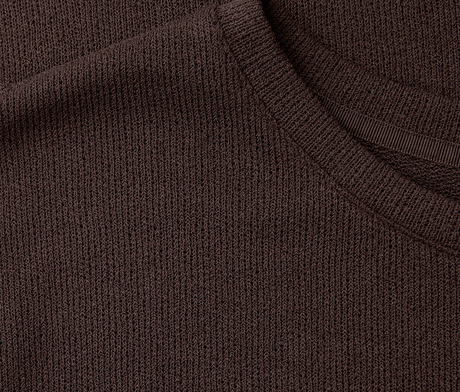 Gros plan d'un T-shirt Street One marron foncé, montrant la texture finement tricotée et un col côtelé.