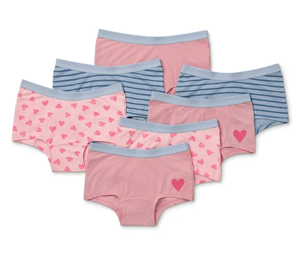 Sept slips pour filles dans différents modèles, dont rose avec des cœurs et bleu rayé.