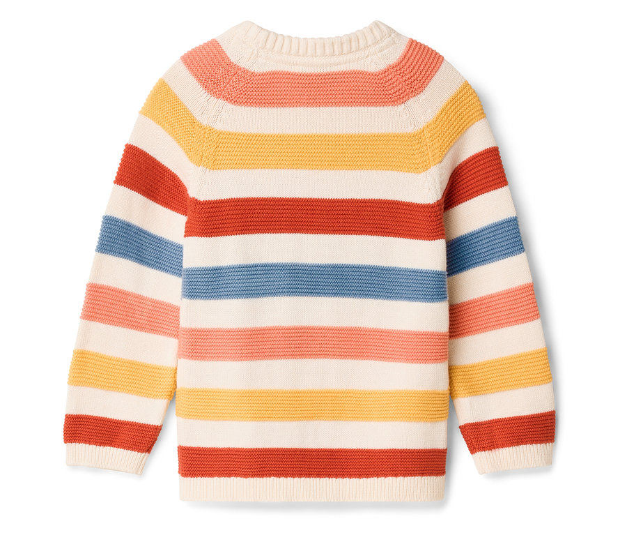 Un pull rayé blanc, jaune, orange, rouge et bleu est posé sur une surface blanche.