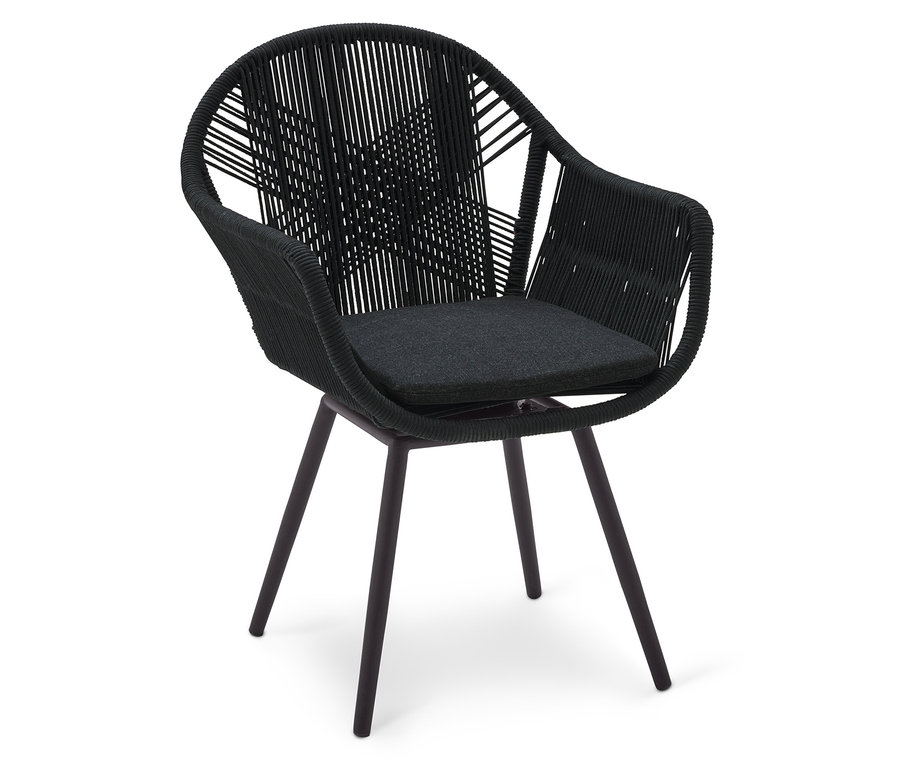 Chaise tressée noire avec coussin foncé et pieds en métal sur fond blanc.