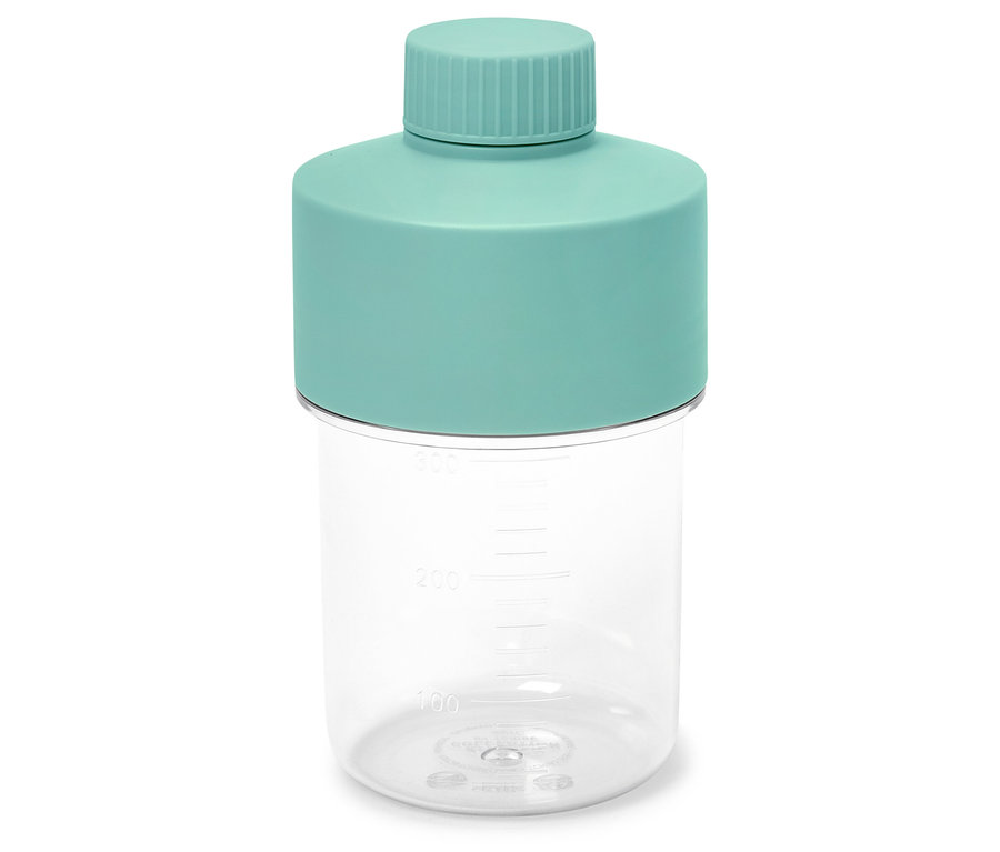 Une bouteille transparente avec un bouchon turquoise repose sur une surface blanche.