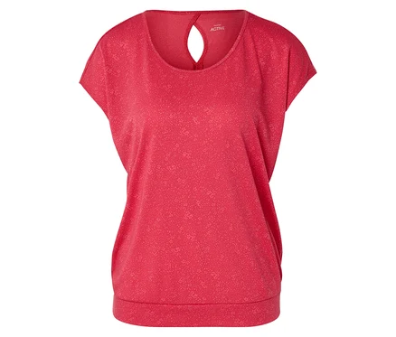 Un t-shirt rouge à manches courtes avec un petit trou dans le haut du dos.