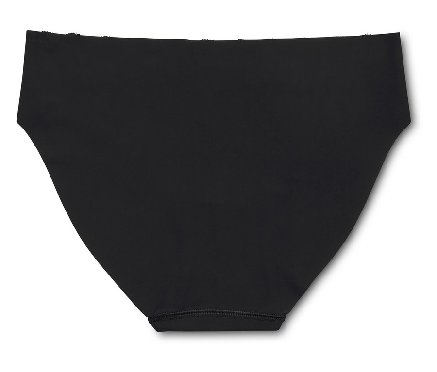 Culotte noire posée sur un fond blanc.