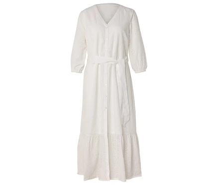 Une longue robe blanche avec un col en V, des manches longues et une ceinture est visible sur un fond blanc.