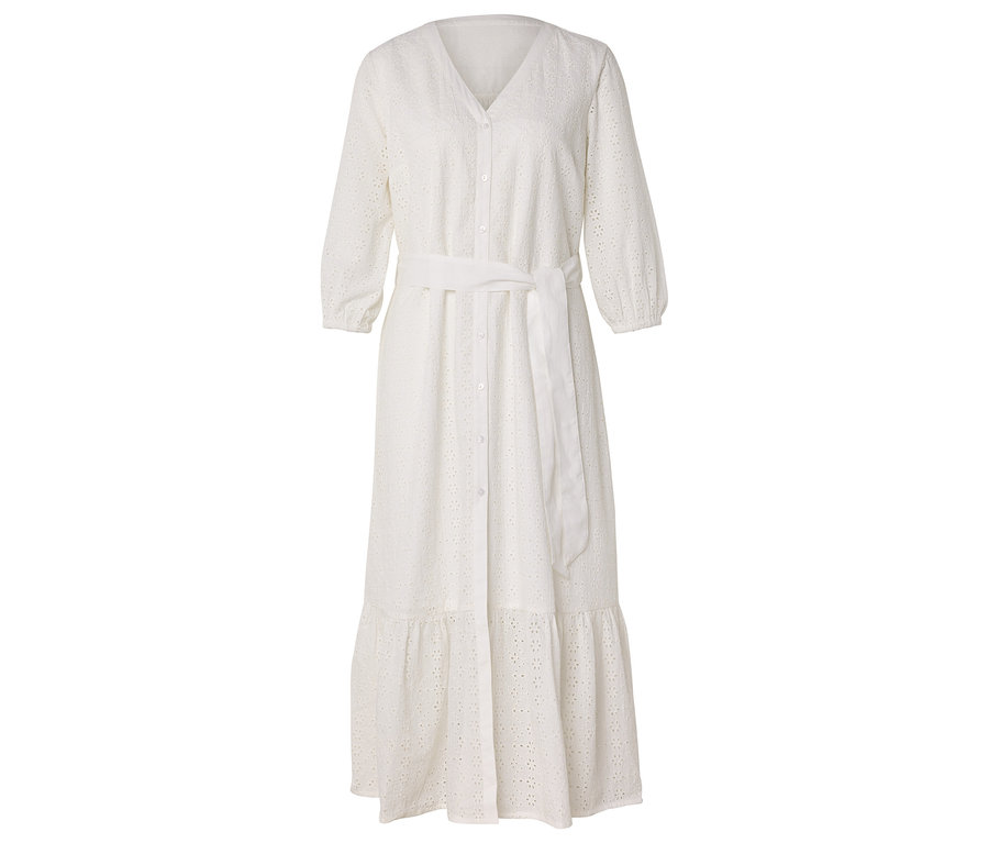 Une longue robe blanche avec un col en V, des manches longues et une ceinture est visible sur un fond blanc.