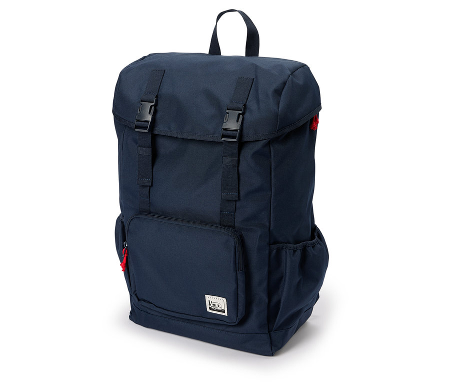 Sac à dos bleu marine avec fermeture à boucle et poches extérieures.