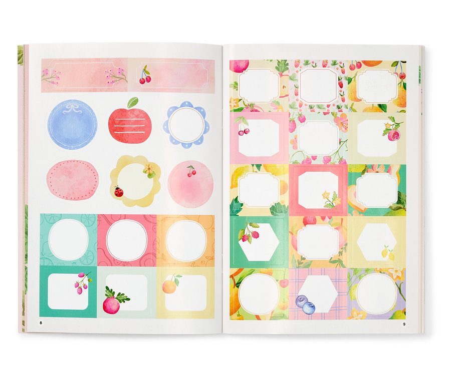 Livre ouvert »Mit Liebe selbstgemacht« avec des pages remplies d'autocollants colorés et vierges sur le thème des fruits.