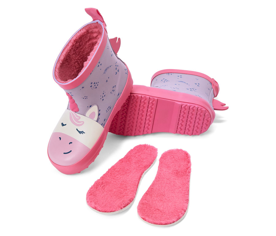 Une paire de bottes de pluie violettes pour enfants avec un motif de licorne et des semelles intérieures roses amovibles sont posées sur le sol.