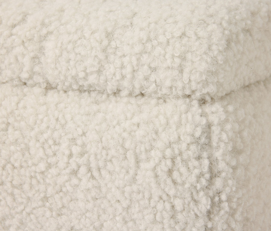 Gros plan d'un tissu blanc et duveteux avec une texture visible.