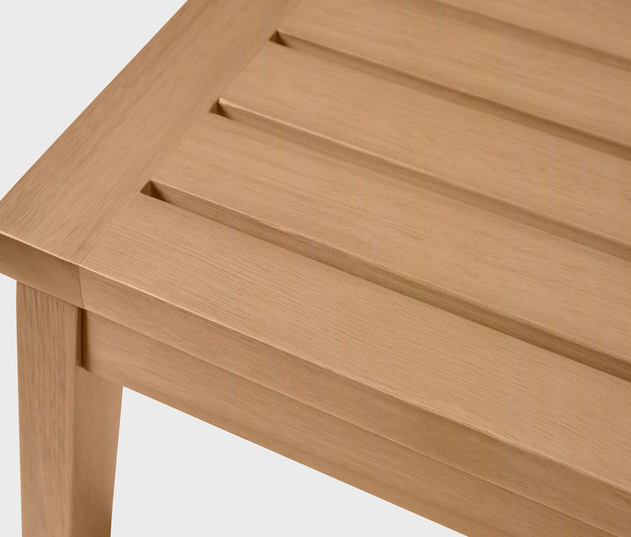 Gros plan d'un banc en bois marron clair avec une structure à lattes