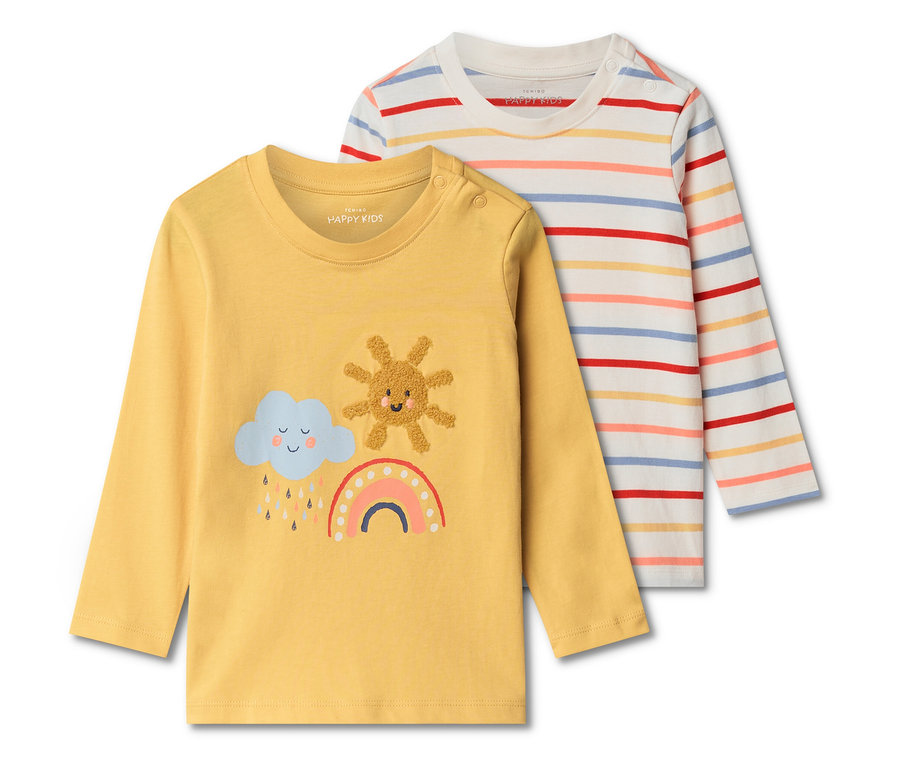 Deux t-shirts à manches longues pour enfants sont posés l'un sur l'autre. Le t-shirt jaune a un nuage, un soleil et un arc-en-ciel imprimés. L'autre t-shirt est blanc avec des rayures colorées.