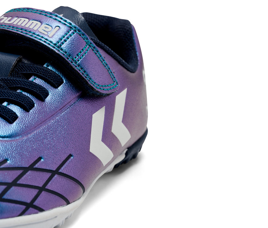 Gros plan d'une chaussure Hummel violette avec fermeture velcro.
